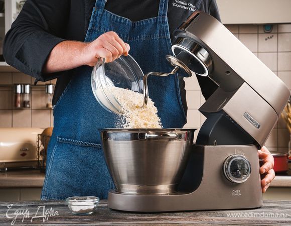 Добавьте в чашу просеянную муку с разрыхлителем. При помощи насадки крюк замесите тесто.