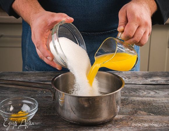 Вскипятите воду в кастрюле, добавьте сахар, оставшуюся цедру и вторую половину сока.