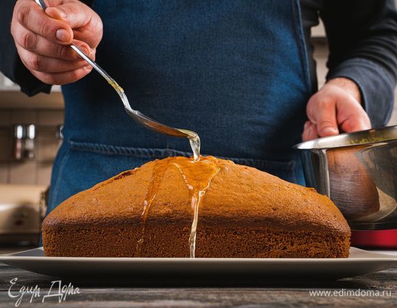 Уменьшите огонь и варите при несильном кипении, помешивая лопаткой, пока сахар полностью не растворится, а цедра не станет прозрачной. Остывший кекс полить получившимся сиропом и дать пропитаться в течение 1–2 часов.