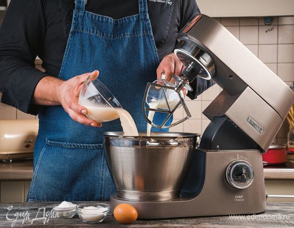 В емкости соедините дрожжи, 4 ст. л. теплой воды и 0,5 ч. л. сахара. Перемешайте и оставьте в теплом месте на 20 минут. Далее в чашу кухонной машины KENWOOD добавьте яйцо, молоко, дрожжи, соль и сахар. Все перемешайте. Накройте емкость и уберите на 30 минут в теплое место.