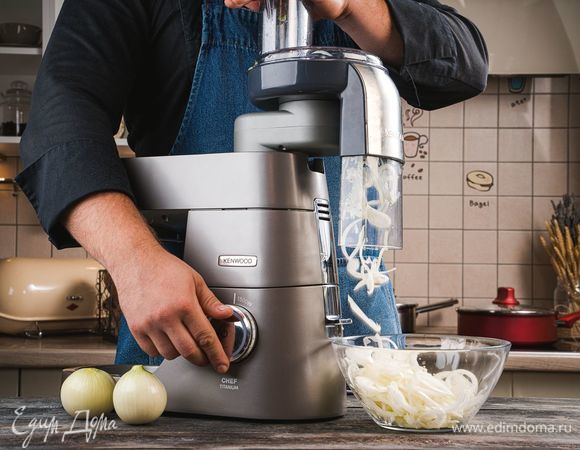 Тем временем измельчите лук с помощью насадки-овощерезки в кухонной машине KENWOOD.