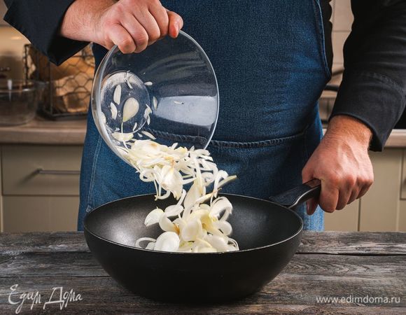 Обжарьте лук на оливковом масле (2 ст. л.), добавьте 1 ст. л. муки и пассеруйте еще пару минут. Остудите.