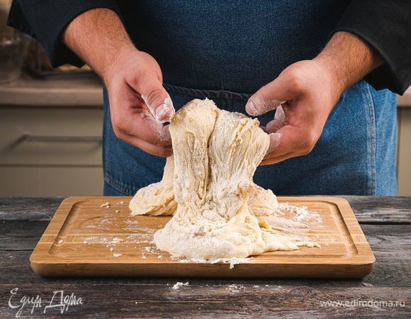 Подошедшее тесто разделите на 2 части. Рабочую поверхность припылите мукой. Сформируйте два хлеба. Оставьте еще на 30 минут.