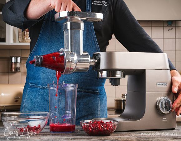 Разморозьте клюкву. При помощи кухонной машины KENWOOD сделайте клюквенное пюре, используя насадку-пресс для ягод. Полученный сок сохраните.