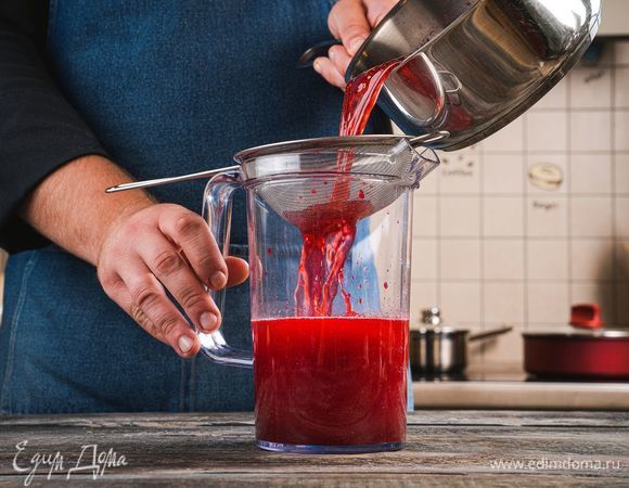 Клюквенное пюре залейте водой и поставьте на огонь, добавьте сахар доведите до кипения. Процедите смесь в ранее отжатый сок.