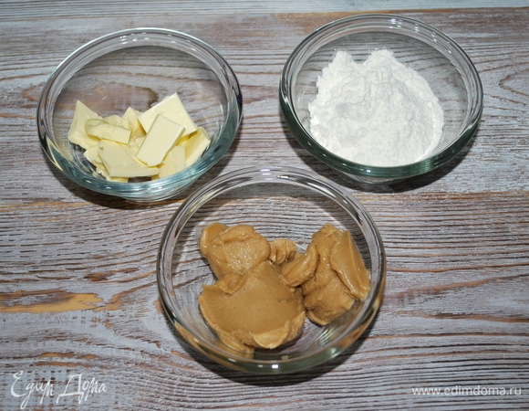 Из муки, масла и ореховой пасты сделайте крошку. У меня фундучная ореховая паста. Я сахар не добавляла, но можно добавить по желанию немного сахара.