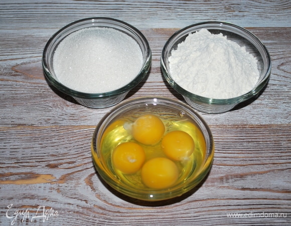 Из муки, яиц и сахара сделайте тесто.