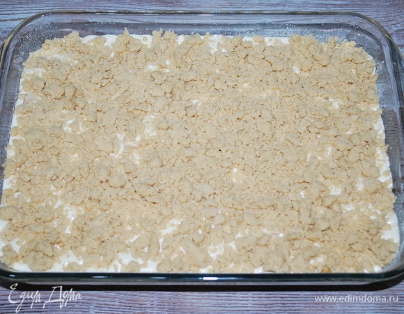 Посыпьте сверху ореховой крошкой. Выпекайте при температуре 170°C примерно 40 минут до готовности.