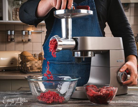 Говядину промойте. Обсушите бумажными полотенцами. С помощью кухонной машины KENWOOD приготовьте из мяса фарш, используя насадку-мясорубка.