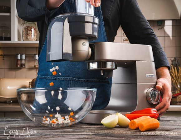 Отварите фасоль до готовности. Лук, морковь и болгарский перец нарежьте кубиками с помощью насадки для нарезки кубиками.