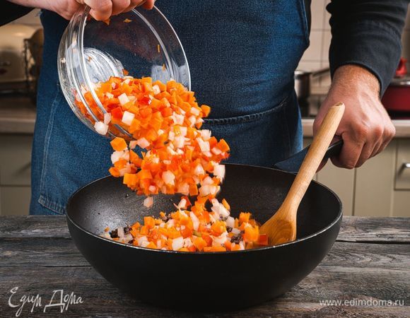 В обжаренный фарш добавьте лук, морковь и перец к фаршу. Обжаривайте все вместе до прозрачности лука.