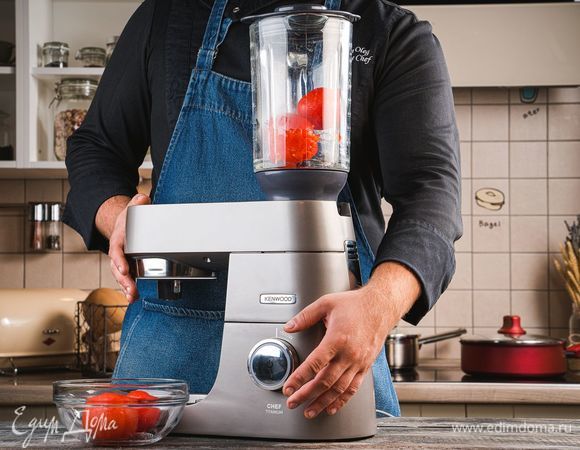 С помощью насадки-блендера измельчите томаты до консистенции пюре.