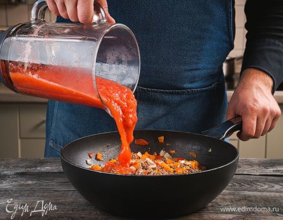 Добавьте получившееся пюре к фаршу с луком и морковью. Обжаривайте еще несколько минут.