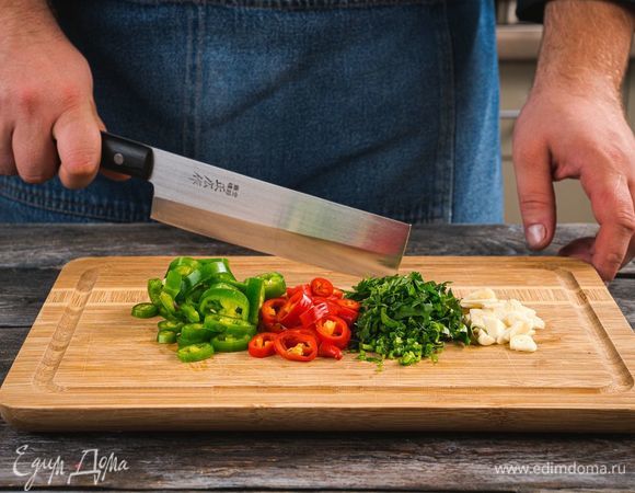 Чеснок, острый перец чили и кинзу измельчите.