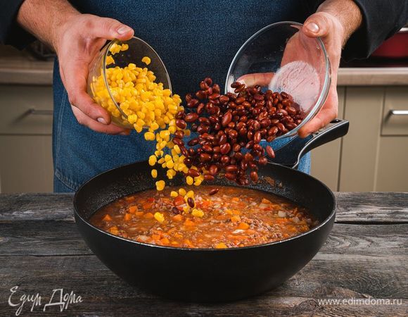 Добавьте в сотейник отваренную фасоль и кукурузу.