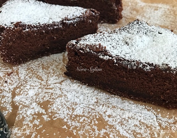 Готовый пирог достать, дать слегка остыть в форме (10 минут ), а затем достать из формы и переложить на решетку.