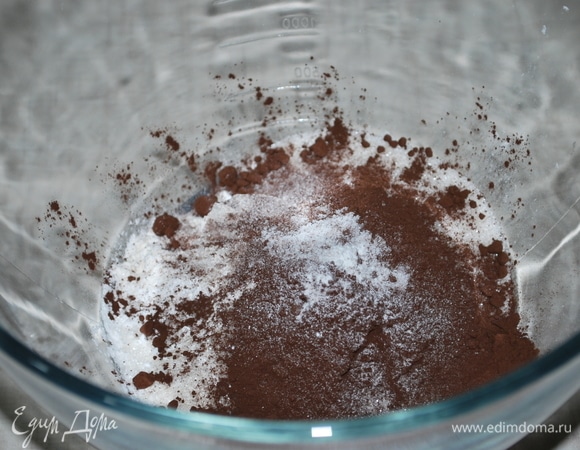 Я в торте сделала два шоколадных коржа: один более шоколадный, другой менее шоколадный с добавлением фисташек. Сделаем первый шоколадный корж. Соединим все сухие ингредиенты вместе.