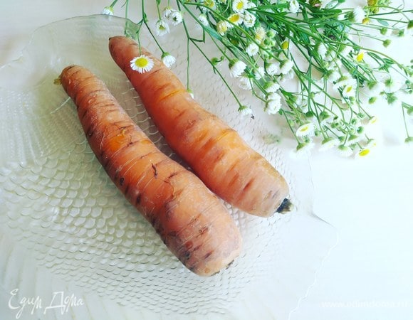 Сперва отварим, предварительно помыв, 2 небольших моркови до готовности.