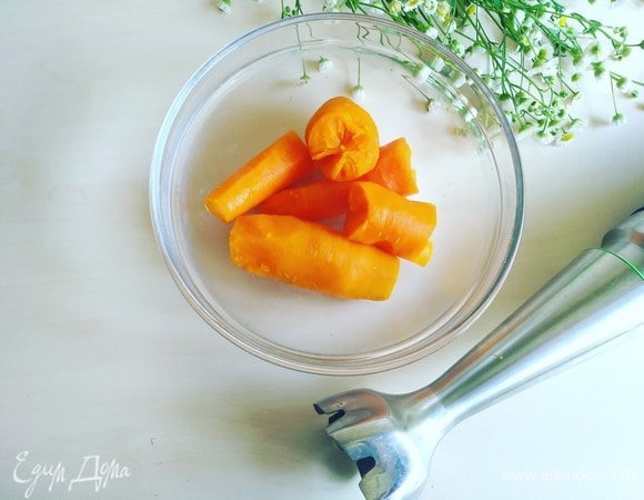 Затем с помощью блендера измельчаем очищенную морковь.