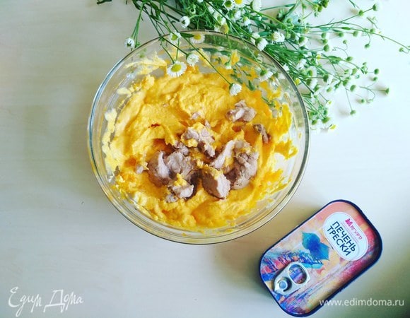 Печень трески ТМ «Магуро» добавляем к остальным ингредиентам и все измельчаем с помощью блендера.