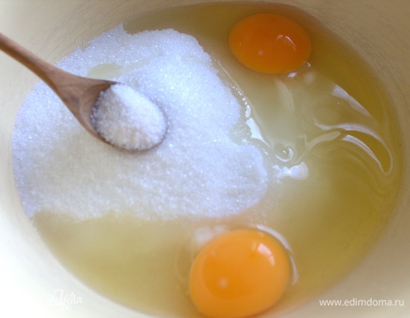 Растереть яйца с сахаром и ванилью.