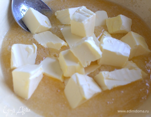 Нарезать мягкий маргарин кусочками.