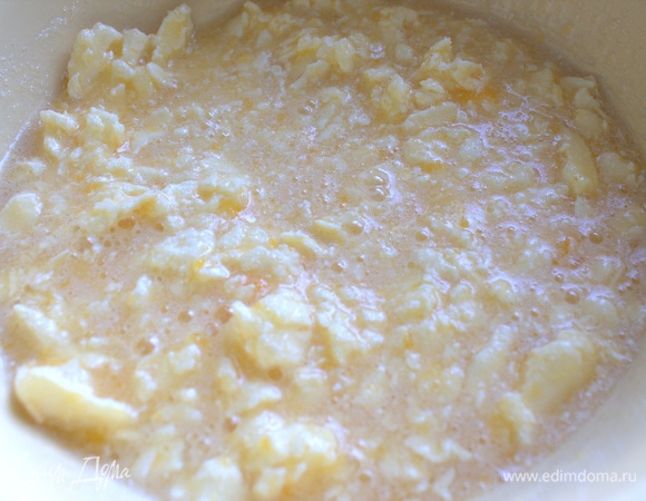 Размять маргарин или масло.