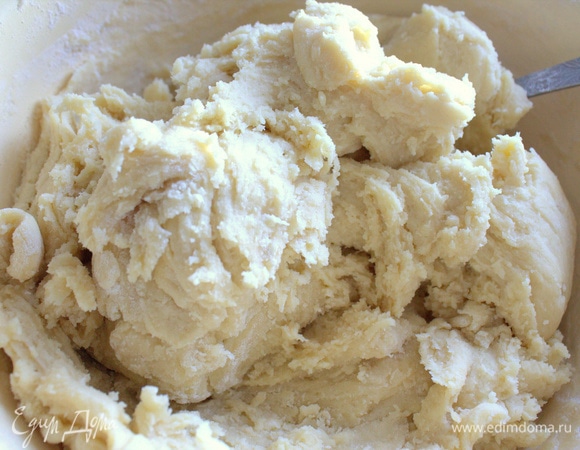 Замешиваем вначале тесто ложкой.