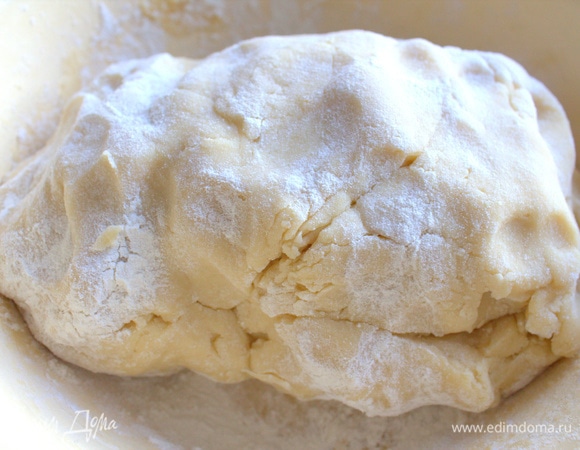 Подсыпаем муку до нужного состояния. Тесто не должно липнуть к рукам.