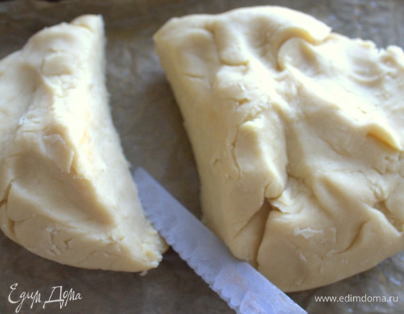 Отделить четверть теста и убрать в морозилку обе части для быстроты.