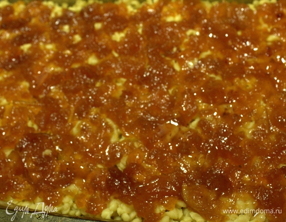 Смазать любым вареньем. У меня яблочное, до этого делала с вареньем из алычи. Уходит вся банка объемом 0,5 л.