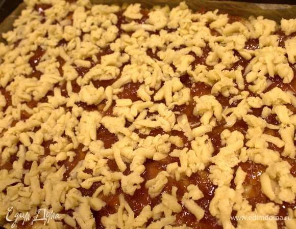 Достать меньшую часть и натереть сверху. Поставить в духовку. Уменьшила температуру до 200°C.