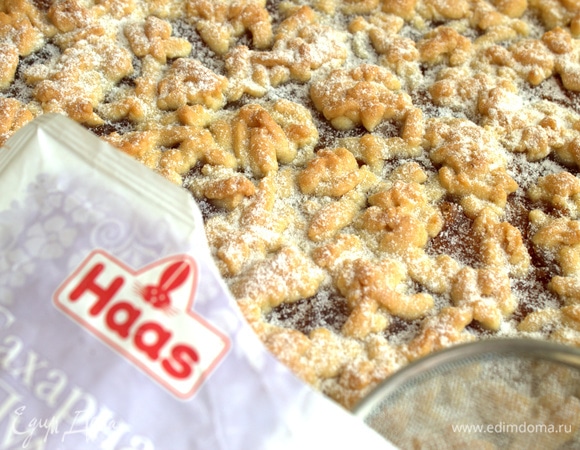 Пирог остудить полностью и посыпать сахарной пудрой от Haas.