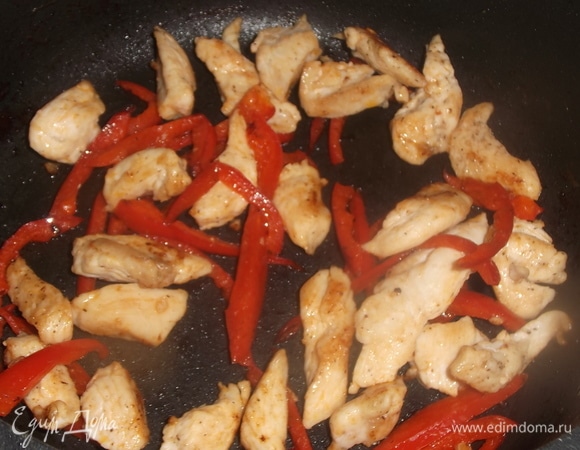 Грудку нарезать мелкими кусочками. Посолить, поперчить. Обжарить на растительном масле до изменения цвета. Добавить нарезанный болгарский перец. Жарить на среднем огне, помешивая, 10 минут.