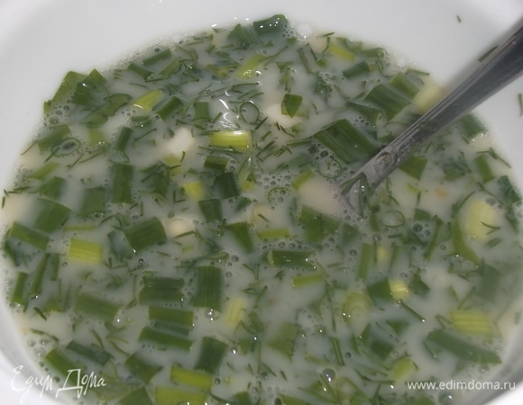 Яйца взболтать с водой. Добавить зеленый лук, укроп, петрушку. Посолить.