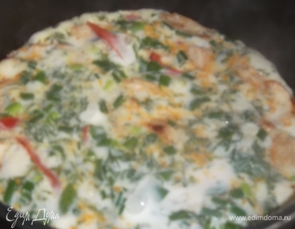 Залить яичной смесью куриную грудку с болгарским перцем. Под крышкой жарить на среднем огне около 5 минут.