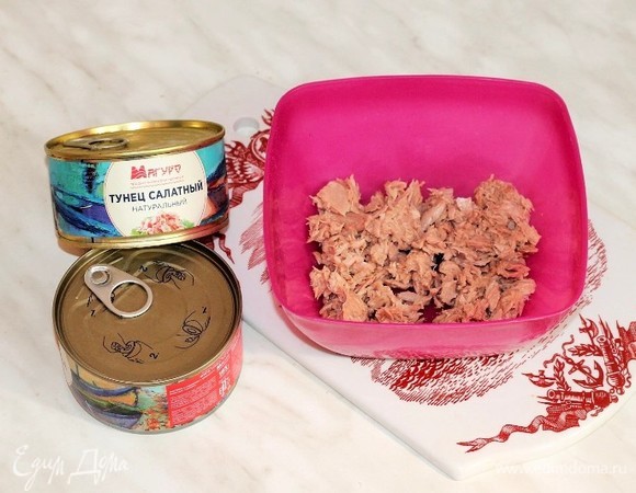 Консервированную рыбу без жидкости переложить в мисочку и размять вилкой.