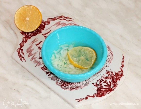 Лук нарезать кубиками и залить горячей водой. Добавить лимонный сок и 1 щепотку сахара. Через 5 минут воду слить, лук охладить и добавить к тунцу.