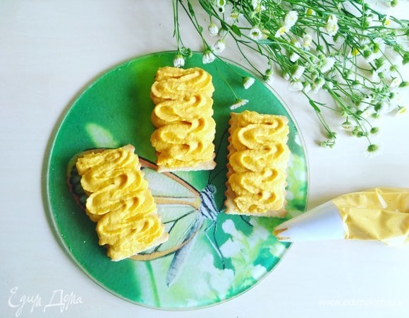 С помощью шприца выкладываем наш мусс на крекеры.