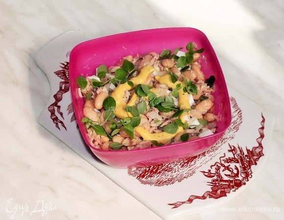 Смешать все нарезанные ингредиенты, добавить майонез горчичный и посолить по вкусу. У меня майонез с добавлением горчицы. Тщательно все перемешать и дать пропитаться минут 20–30.