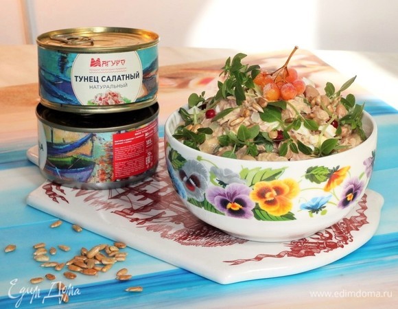 Перед подачей на стол посыпьте верх салата очищенными и обжаренными семечками подсолнуха и украсьте зеленью.