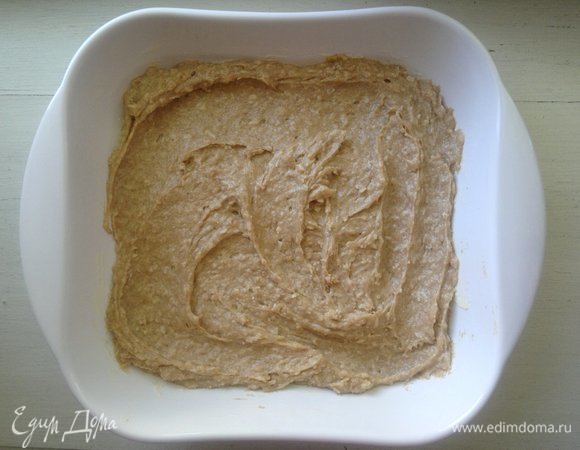 Форму для выпечки смазать кусочком маргарина. Половину теста выложить в форму.