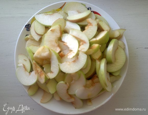 Для начинки яблоки помыть, обсушить. Вырезать семенную коробочку, нарезать тонкими дольками. Сбрызнуть яблоки лимонным соком, перемешать.