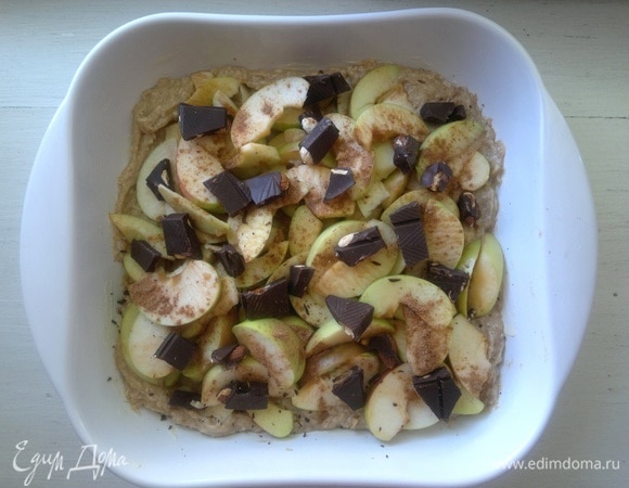 Шоколад поломать на кусочки и выложить на яблоки. Шоколад можно брать любой, у меня с орехами.