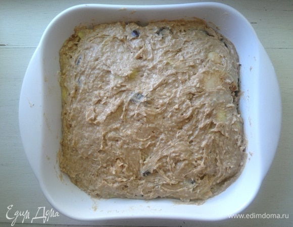 На начинку выложить оставшееся тесто и разровнять силиконовой лопаткой. Поставить форму с пирогом в духовку, разогретую до 180°C, на 40–45 минут. Ориентируйтесь на свою духовку. Готовность проверять деревянной палочкой.