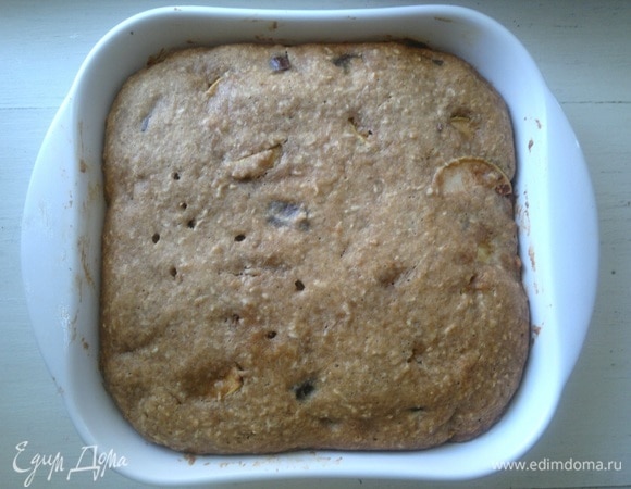 Вкусный и ароматный пирог готов. Достать пирог из духовки. Немного остудить в форме.