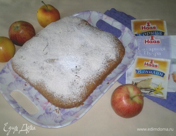 Пирог переложить на блюдо и посыпать сладкой смесью.