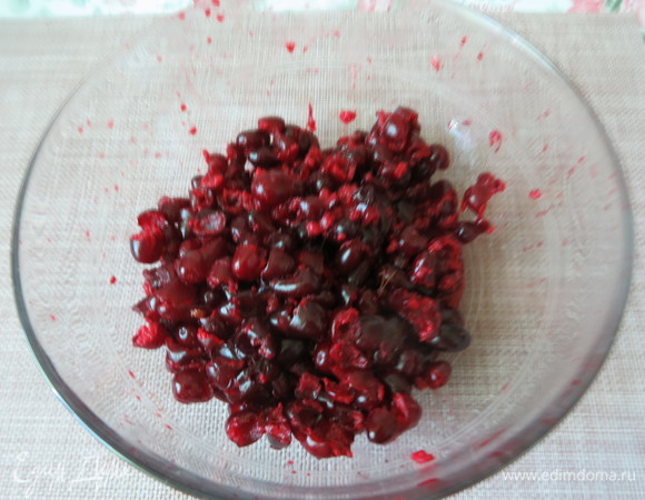 Промываем кизил и вынимаем косточки.