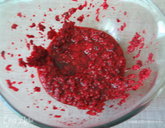 В зависимости от зрелости кизила или перетираем его через сито, или измельчаем массу.