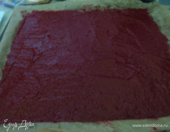 Пергамент смазываем маслом оливковым и раскладываем массу слоем в 0,5 см.